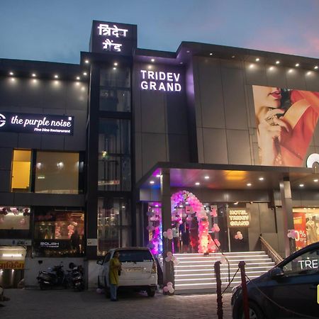 Hotel Tridev Grand Varanasi Exterior photo