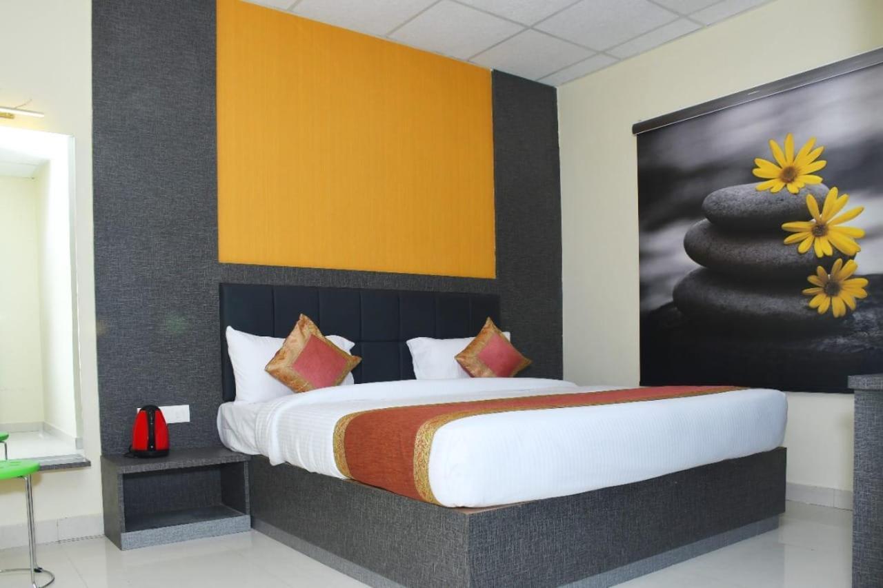 Hotel Tridev Grand Varanasi Exterior photo