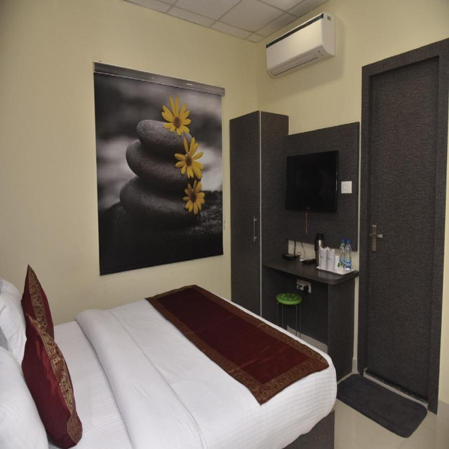 Hotel Tridev Grand Varanasi Exterior photo